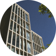 editicio-moderno-alto-cielo-azul