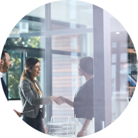 empresarios-apreton-de-manos-local