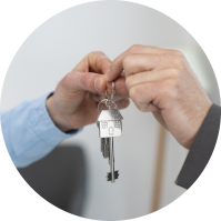 entregando-llaves-casa-de-mano-a-mano