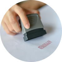 mano-sello-documento