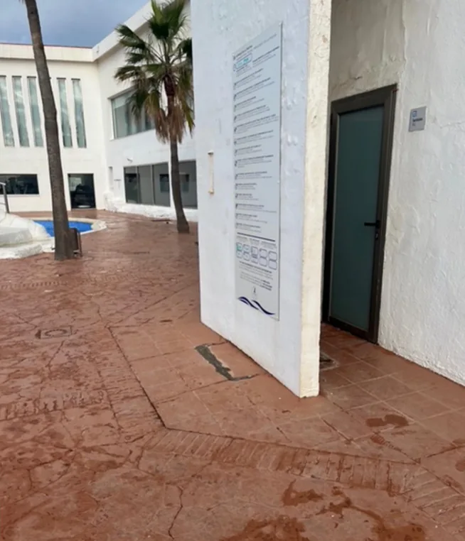 zona-exterior-3-suelo-piscina-2-hotel-ibersol