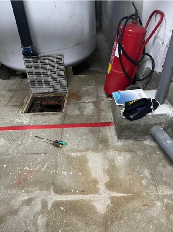 zona-interior-arqueta-abierta-destornillador-extintor-hotel-ibersol